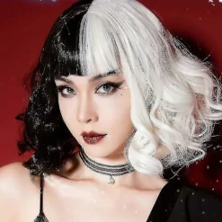 Cruella De Vil Cosplay Paryk Halvt Sort og Hvid til Kvinder Cosplay Tilbehør, Kort Bølget Bob Halloween Fest Parykker med Pandehår_yux
