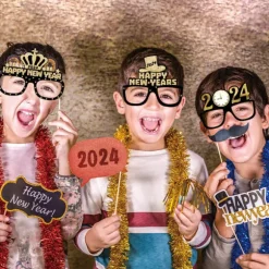 Elegante briller til nytårsfest, fotorekvisitter med glitter, festlige festartikler med retrodesign og festlig stemning, lette og bærbare nyheder