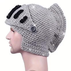 Håndstrikket vinterhue til mænd med et romersk gladiatormaskedesign. Sort Black One-size