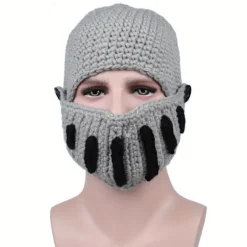 Håndstrikket vinterhue til mænd med et romersk gladiatormaskedesign. Sort Black One-size