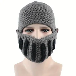 Håndstrikket vinterhue til mænd med et romersk gladiatormaskedesign. Sort Black One-size
