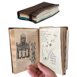 Indiana Jones Grail Diary rekvisitreplika, indeholder skjulte værdigenstande, en uundværlig retro spiralnotesbog til filmfans.