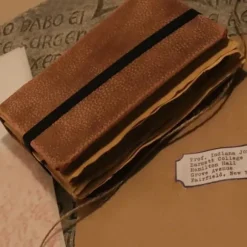 Indiana Jones Grail Diary rekvisitreplika, indeholder skjulte værdigenstande, en uundværlig retro spiralnotesbog til filmfans.
