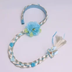 Prinsesseparyk med lange fletninger og hårbånd, med blå blomster og hvide fletninger.