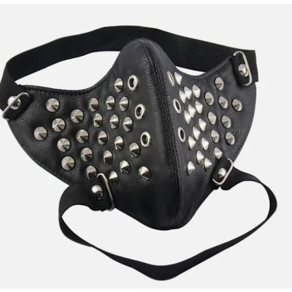 Sort ansigtsmaske i kunstlæder med kegleformede nitter (justerbar, unisex) Black