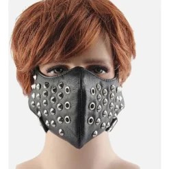 Sort ansigtsmaske i kunstlæder med kegleformede nitter (justerbar, unisex) Black