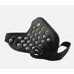 Sort ansigtsmaske i kunstlæder med kegleformede nitter (justerbar, unisex) Black