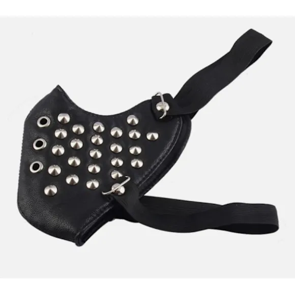 Sort ansigtsmaske i kunstlæder med kegleformede nitter (justerbar, unisex) Black