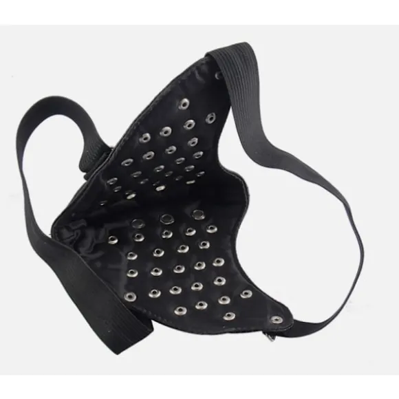 Sort ansigtsmaske i kunstlæder med kegleformede nitter (justerbar, unisex) Black