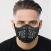 Sort ansigtsmaske i kunstlæder med perforerede ringe og pigge