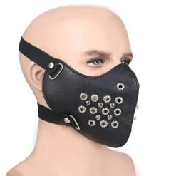 Sort ansigtsmaske i kunstlæder med perforerede ringe og pigge