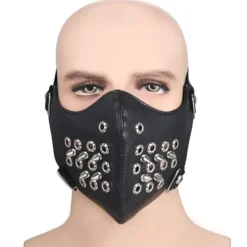 Sort ansigtsmaske i kunstlæder med perforerede ringe og pigge