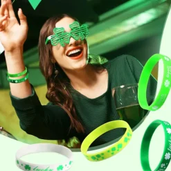 St. Patricks dag dekorationer med grønne briller, halskæder, pandebånd, armbånd, mønter, tatoveringer, klistermærker til St. Patricks dag