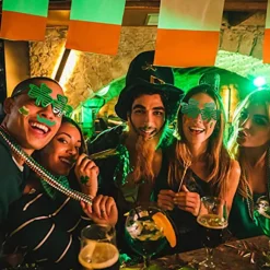 St. Patricks dag dekorationer med grønne briller, halskæder, pandebånd, armbånd, mønter, tatoveringer, klistermærker til St. Patricks dag