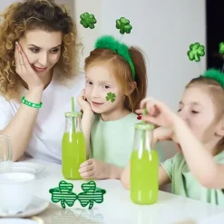 St. Patricks dag dekorationer med grønne briller, halskæder, pandebånd, armbånd, mønter, tatoveringer, klistermærker til St. Patricks dag