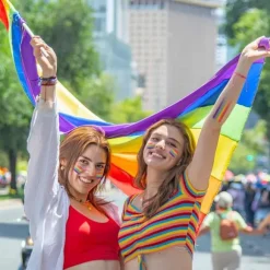 To-pak med regnbue ansigts- og kropsmaling - ansigtsmaling med Pride Day-tema