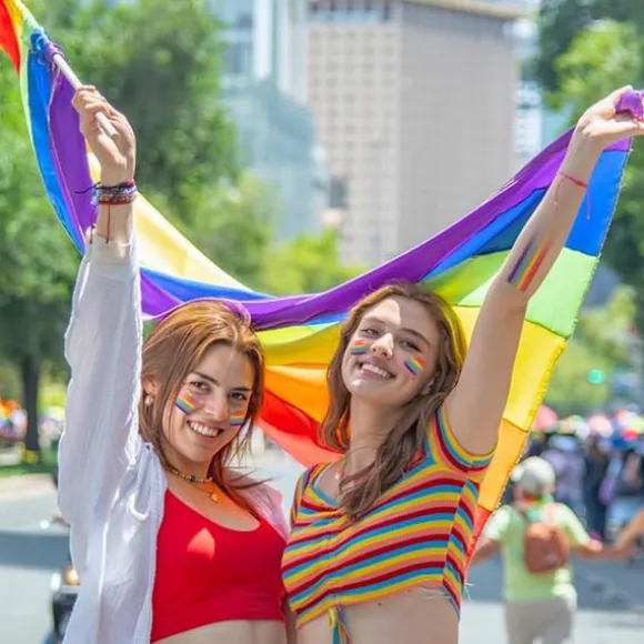 To-pak med regnbue ansigts- og kropsmaling - ansigtsmaling med Pride Day-tema
