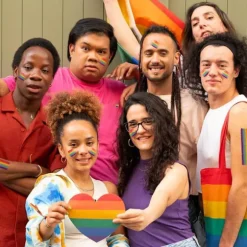 To-pak med regnbue ansigts- og kropsmaling - ansigtsmaling med Pride Day-tema