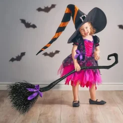 Uhæggelig Halloween Heksekost med Farverigt Bånd - Perfekt Festdekoration