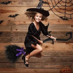 Uhæggelig Halloween Heksekost med Farverigt Bånd - Perfekt Festdekoration